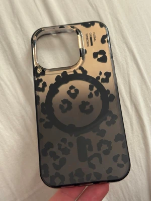 Ideal of sweden skal  - Ska byta mobil så därför säljer jag 💕har använts i en vecka så det är i nyskick! Passar till iPhone 15 pro. Nypris 449kr.