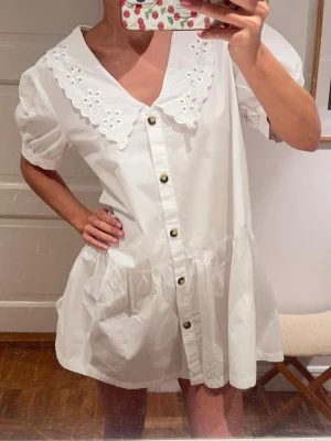 Studentklänning  - Säljer denna så fina klänning perfekt till studenten eller skolavslutningen💖😊😇