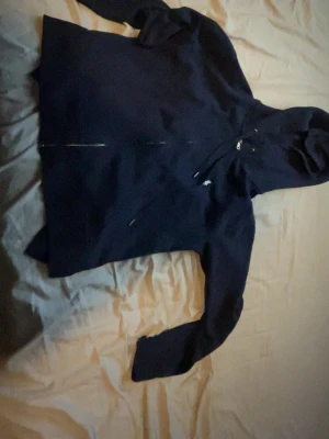 Storlek S  - Här har vi en polo Ralph Lauren den är i bra skick har använt den  10 gånger ungefär. Skriv om ni vill ha mer info och är sugna på att köp den