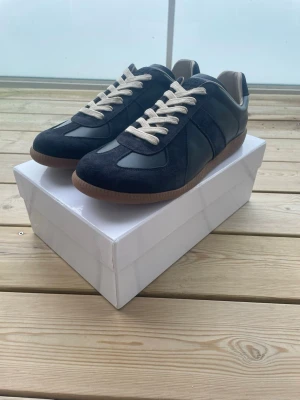 Maison margiela gats - Säljer dessa riktigt feta skor från Maison margiela. Helt nya, 10/10 skick. Storlek 45 och sitter som vanliga 45or. Box medkommer. Hör av er vid eventuella frågor eller funderingar. OBS: 1NTE ORG1NAL. Innersulan är 29cm och sulan under skon är ca 30.5cm.