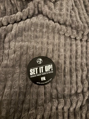 W7 Set It Up! finishing powder - W7 Set It Up! finishing powder. Perfekt för att fixera din bas och ge en matt finish. Smidig att ta med i väskan och enkel att applicera för ett jämnt resultat. Används 2 gånger max , tyckte att den va för vit för mig!