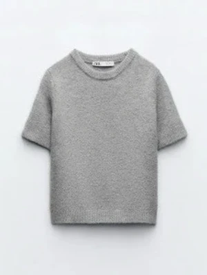 Grå stickad t-shirt från Zara - I bra stick men ändå använd. Där av de priset. Funkar till allt ❤️❤️