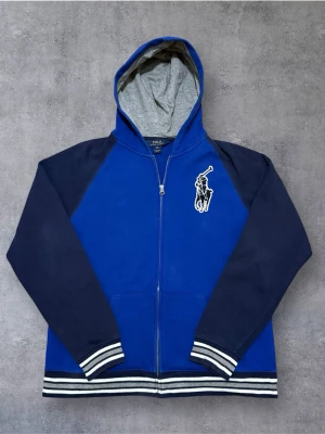 Unik Ralph Lauren zip hoodie - Säljer en riktigt snygg och stilren Ralph Lauren zip med feta detaljer, storlek XL i barnstorlek vilket motsvarar S - M. Liten fläck ( bild 4 ) inget som syns vid användning. Pris kan diskuteras vid snabb affär😊