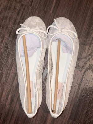 Ballerina skor spets - Oanvända ballerina skor från Nelly som är slutsålda. Fick dom i fel storlek därför säljer jag. Perfekt till sommaren eller studenten.