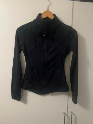 Mörkblå   Lululemon Dfine hacket - En väldigt fin och knappt använd lululemon dfine jacka i storlek XS