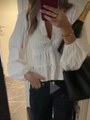 Vit blus med v-ringning och puffärm - Säljer denna söta blus från Nelly pågrund av att den inte kommer till användning längre🥺så så fin och har inga defekter! 