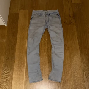 Replay Arott ljusblå jeans  - Snygga ljusblå jeans från Replay i modellen skinny med klassisk femficksdesign och Replay-logga på fickan. Jeansen har låg midja och är tillverkade i mjukt denim-material som sitter tight och följer kroppen. Perfekt för dig som gillar en smal siluett. Pris kan diskuteras😄