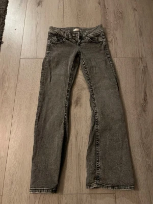 Grå jeans från Gina Tricot - Säljer ett par grå jeans från Gina Tricot, lågmidjade och bootcut. Jeansen saknar lapp men är i storlek 146🫶