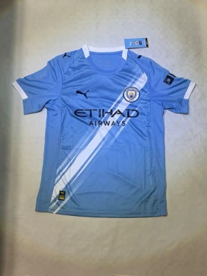 Cherki Matchtröja  - En Rayan Cherki Matchtröja från 25/26 säsongen. Tröjan är i nyskick!