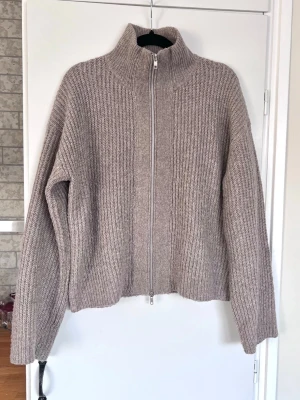 Beige ribbstickad y2k cozy ziptröja Lager157, storlek XS - Mysig beige y2k vibe ribbstickad zip-tröja med hög krage. Så skönt nu till våren! 🌸 Skickas snabbt vid snabbt köp! Nypris: 200kr