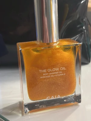 Glow Oil Body Shimmer från CAIA - Glow Oil Body Shimmer från CAIA med avokadoolja och vitamin E. Oljan har en skimrande, guldig färg och kommer i en fyrkantig glasflaska med silverfärgad kork. Perfekt för att ge huden en glittrig finish. Aldrig använd orginal pris: 340 (2024s julkalender) mitt pris: 250