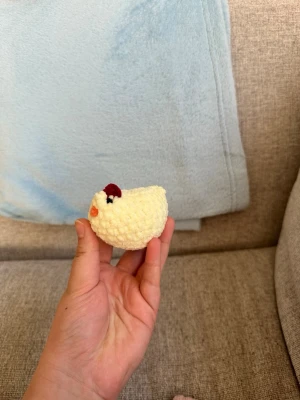 Virkad gul kyckling - Söt liten virkad kyckling i mjukt gult garn med röd kam och orange näbb. Perfekt som dekoration till påsk, som gullig prydnad i rummet eller en stressboll. Handgjord och unik, passar dig som gillar söta detaljer.