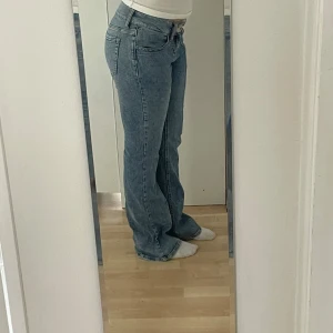 Bootcut jeans - !!Bilderna är från förra säljaren!! Bootcut jeans med låg midja. Är lite slitna vid hälarna.