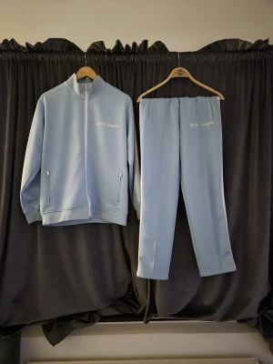 Palm angels tracksuit - Säljer min Palm angels tracksuit eftersom den börja bli liten på mig den är inte använd så många gånger och det syns på bilden man kan säga den är helt ny därför säljs billigt skriv vid frågor och funderingar 