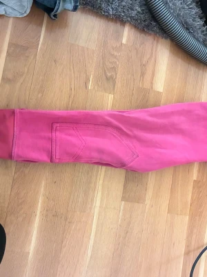 Ridbyxor - Säljer dessa ridbyxor då jag slutade rida för flera år sedan och därav har byxorna bara legat i ett förråd. Dom har knappt blivit använda kanske runt 5-8 gånger. Dom är lite smutsiga då dom bara legat i ett förråd i flera år men tvättas såklart innan leverans. 🫰🏻storlek 150.