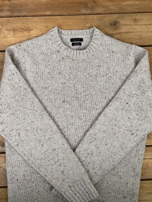 Ylletröja massimodutti - En riktigt mysig beige ylletröja ifrån massimodutti använd en eller två gånger. Tröjan är gjord i italienskt ylle och är i storleken Medium, utöver det är den i helt perfekt skick men utan prislapp. Kontakta mig gärna om ni har några frågor o.s.v