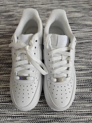 Vita sneakers, helt nya | strl. 39 - Säljer ett par helt nya vita sneakers i storlek 39 då de inte passade. Sjukt bra kvalitet men kan ej verifiera dess äkthet, därav pris.