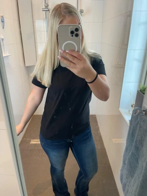 Mörkblå bootcut jeans med brodyr - Säljer ett par mörkblå bootcut jeans från Miss Me med snygga broderade detaljer på bakfickorna. Jeansen har klassisk femficksmodell, låg midja och kontrastsömmar. Perfekta för dig som vill ha ett par jeans med lite extra attityd.