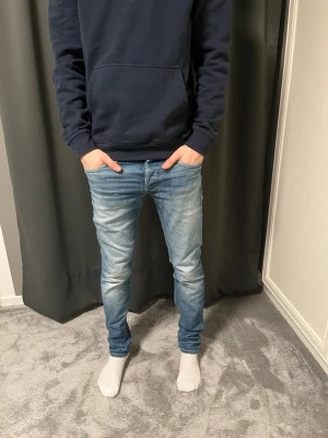 Jack and Jones jeans slim - Säljer ett par ljusblå slim fit jeans med snygg tvätt. Skick 9/10 nypris - 899kr säljs - 549kr! 
