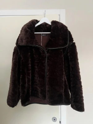 Mörkbrun fuskpälsjacka Gina Tricot - Helt ny, oversized 🤎