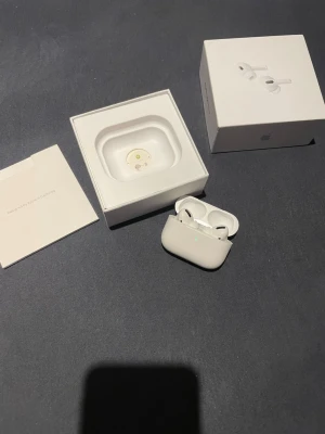 Apple AirPod 3 - Tja säljer mina airpods 3 som skulle va julklapp men kom sent. Inga defekter och orörda. Dm för minsta lilla frågan!