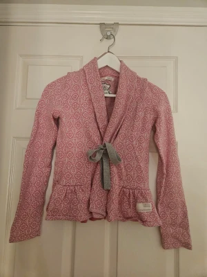 Rosa mönstrad kofta Odd Molly - Säljer min super fina Odd Molly kofta då den tyvärr inte kommer till antändning  längre. Använd ett fåtal gånger och i bra skick.  Strlk XS.  Pris diskuterbart, hör av er för frågor😊