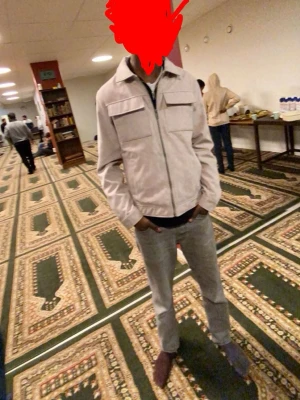 Grish jacka  - Säljer en sommar jacka från Jack Jones har bara använt några gånger inte så mycket.