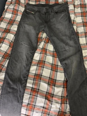 Gråa Diesel Jeans  - Säljer dessa riktigt feta diesel Jeans! Jeansen är knappt använda och har inga defekter. Storlek 31/34. Nypris 1900kr, mitt pris 399kr! Hör av er vid frågor funderingar🤝