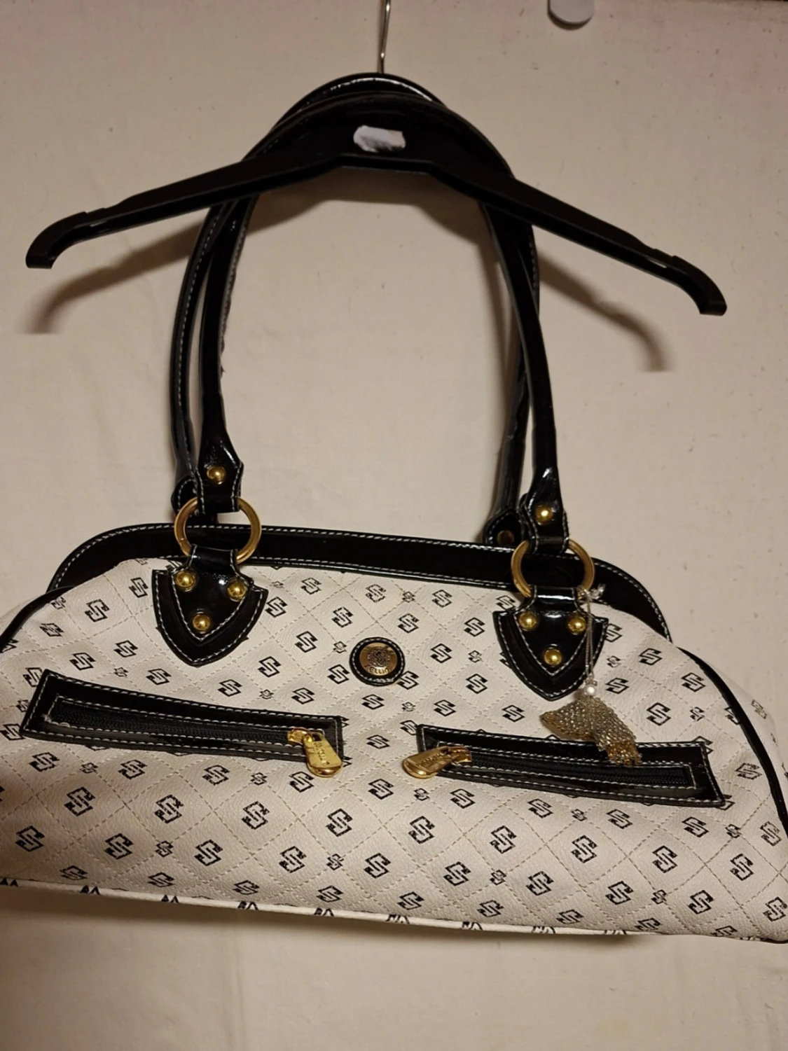 Vit handväska med svart mönster