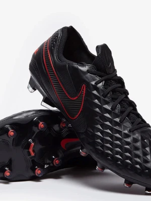 Nike Tiempo Legend 8 Elite - Snygga svarta fotbollsskor från Nike med röd Swoosh och mönstrad ovandel i syntetmaterial. Skorna har fasta dobbar för spel på naturgräs och en modern, sportig look. Perfekta för dig som vill sticka ut på planen.