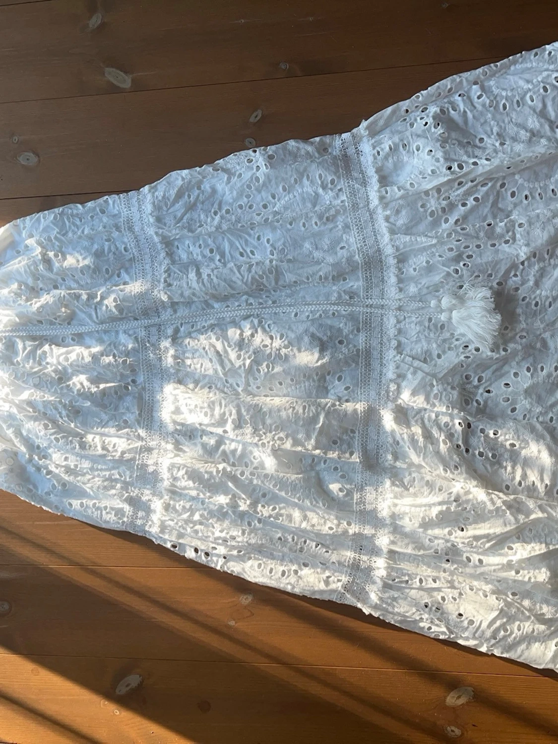 Vit långkjol med broderade detaljer - 1