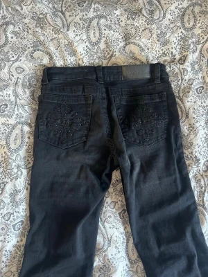 Svarta bootcut jeans - Coola svarta bootcut jeans med låg midja och coola fickor. Storlek 36 short. Endast använda 1 gång! Från Gina Tricot och den nya kollektionen! Kolla gärna mina andra annonser och lägg bud på bundle! Det finns just nu möjlighet till fri frakt så passa på innnan det försvinner!!!