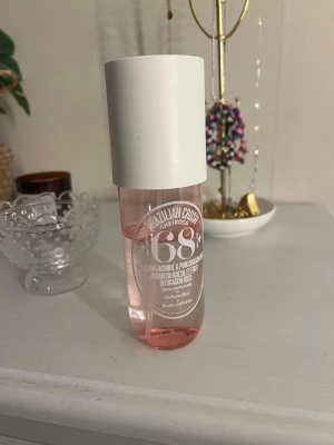 Sol de Janeiro 68 - Body mist från Sol de Janeiro i doften 68. Flaskan rymmer 240 ml. Se bilder för återstående mängd! Om du hittar något mer du gillar kan vi diskutera ett bra paketpris! Finns just nu fri frakt!!