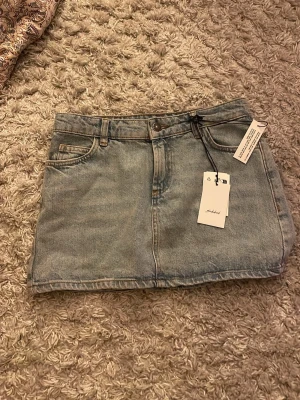 Ljusblå jeanskjol från subdued - Jättesnygg jeanskjol från subdued. Helt ny och oanvänd med prislappen kvar, säljer pga fel storlek💕(nypris 500kr)