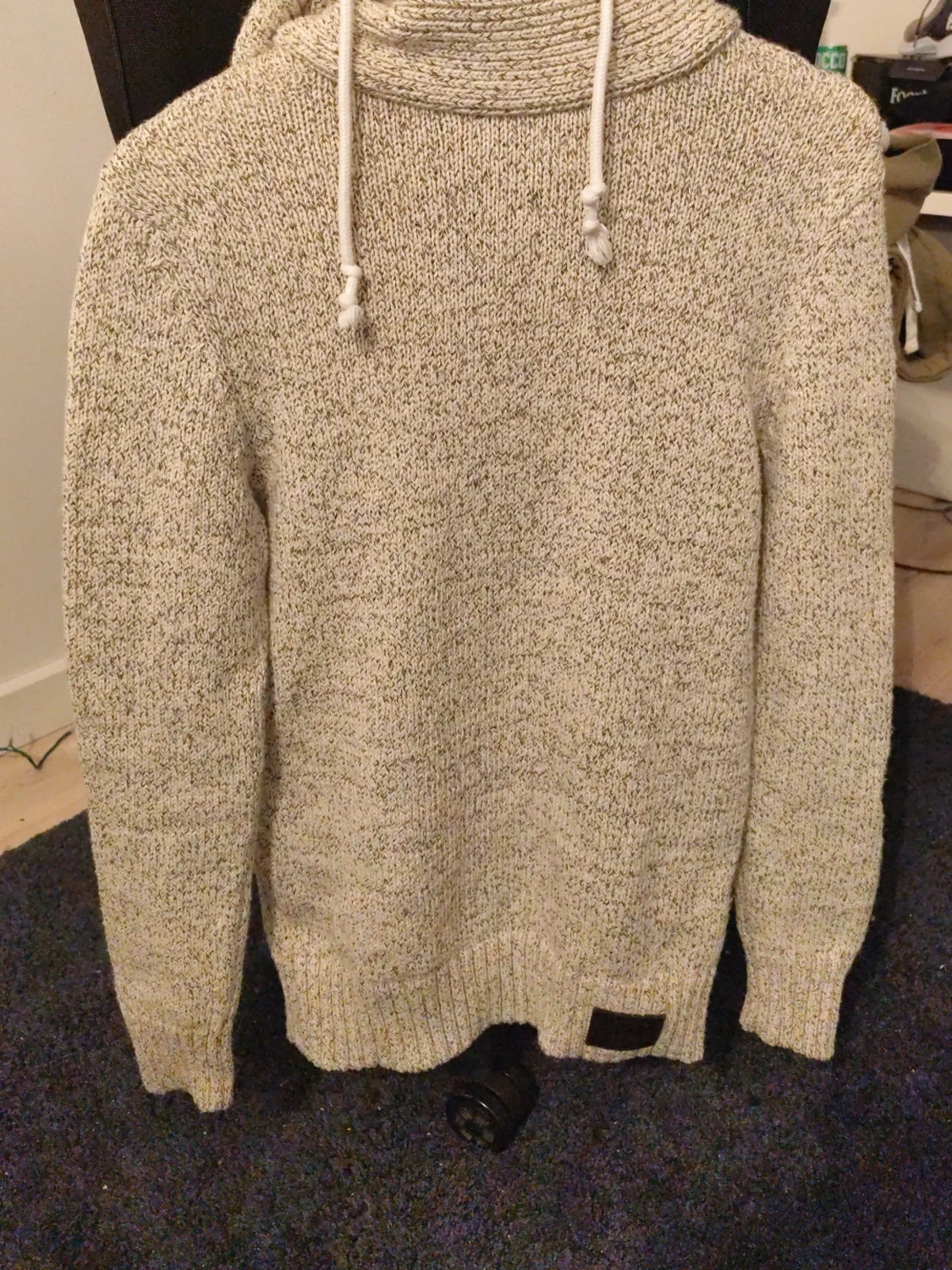 Beige stickad tröja med polokrage