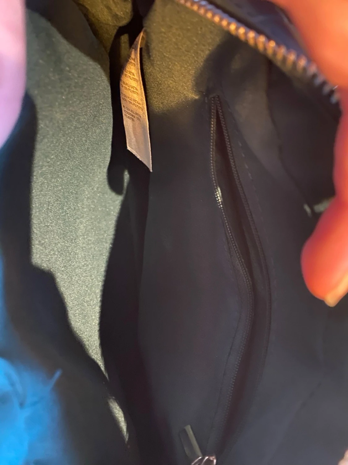 Mörkgrön axelväska i crocopräglat skinn - 1