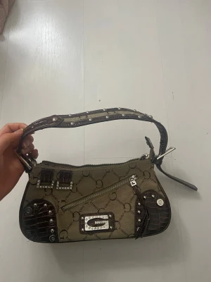 Gussaci väska  - Snygg beige axelväska från Gussaci 