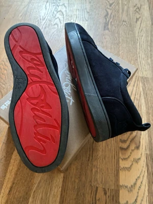 Christian Louboutins - Marinblåa loubs, för ett sjukt bra pris. Stilrena och funkar till vad som egentligen. Storlekn är 42 men passar även till 43.