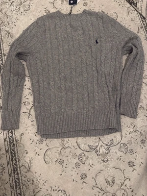 Ralph Lauren tröja - Stickad Ralph Lauren tröja helt oanvänd. Den är i perfekt skick och säljer den då den inte passar mig. Storlek M. Hör av er om ni är intresserad😊
