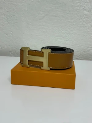 Herme's Bälte (Vändbar) - (Går att bäras åt båda navy och svart) Helt nytt aldrig använt. Storlek 110cm. Snabb frakt, endast bälte