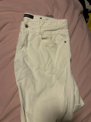 Replay Anbass jeans vita 34/32 – fint skick - Vita jeans från Replay i modellen Anbass.  Storlek: 34/32 Skick: bra till mycket bra  Perfekta till sommaren eller en mer stilren outfit.  Kan skickas eller mötas i Göteborg.