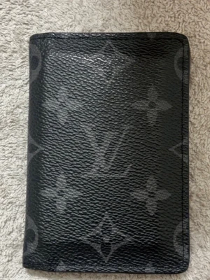 Louis Vuitton Pocket Organizer - Säljes för 1700 ny pris ligger på 4100kr kvitto saknas