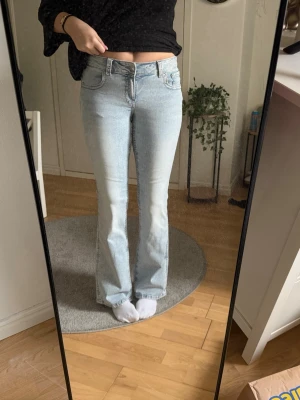 Ljusblå bootcut jeans - Säljer ett par ljusblå bootcut jeans från Gina Tricot i tall! Jag är 174 för referens. Aldrig använda, bara testade!