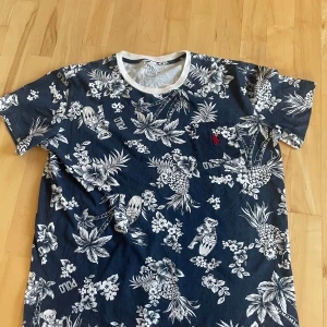  t-shirt  Polo Ralph Lauren - En rkt snygg Ralph lauren t-shirt, perfekt till sommaren. Väldigt bra skick, nypris 800. Pris kan diskuteras vid snabb affär!
