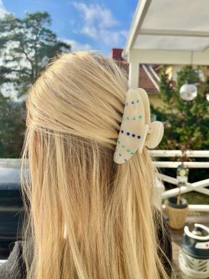 Vit hårklämma med färgglada stenar - Hårklämma med glitter stenar från vårat uf företag Clip It UF