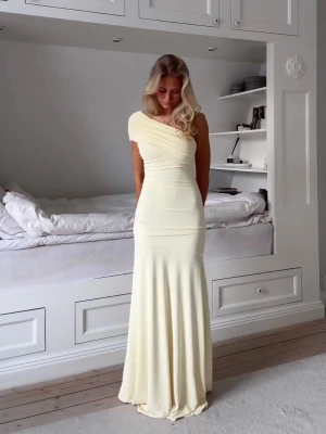 Långklänning gul - Superfin klänning från Nelly, helt slutsåld! Aldrig använd med prislapp kvar! 💞