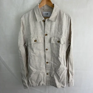 NN07 overshirt - Fint skick! Modellen är 185 och bär S. Helt i linne!
