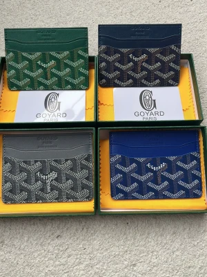 Goy4ard en gratis plånbok bundle pack korthållare i flera färger - Om du vill köpa bara en skriv till mig, köp 3 få en gratis. Snygga korthållare från Goy4ard bundle pack i grönt, blått, grått och marinblått. Klassisk Goy4ard-mönstring med vita detaljer och logga framtill. Tillverkade i tåligt canvasmaterial med läderdetaljer. Perfekt för kort och ID, stilren och lyxig design.