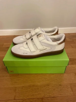 Vita sneakers från Sam Edelman - Helt nya sneakers från Sam Edelman!! Ovandel i mocka och läder. 