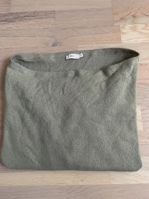 Olivgrön ponchotröja Nelly  - Säljer en olivgrön ponchotröja från Nelly. Enkel och stilren design som passar till det mesta. Typ helt nyköpt. 